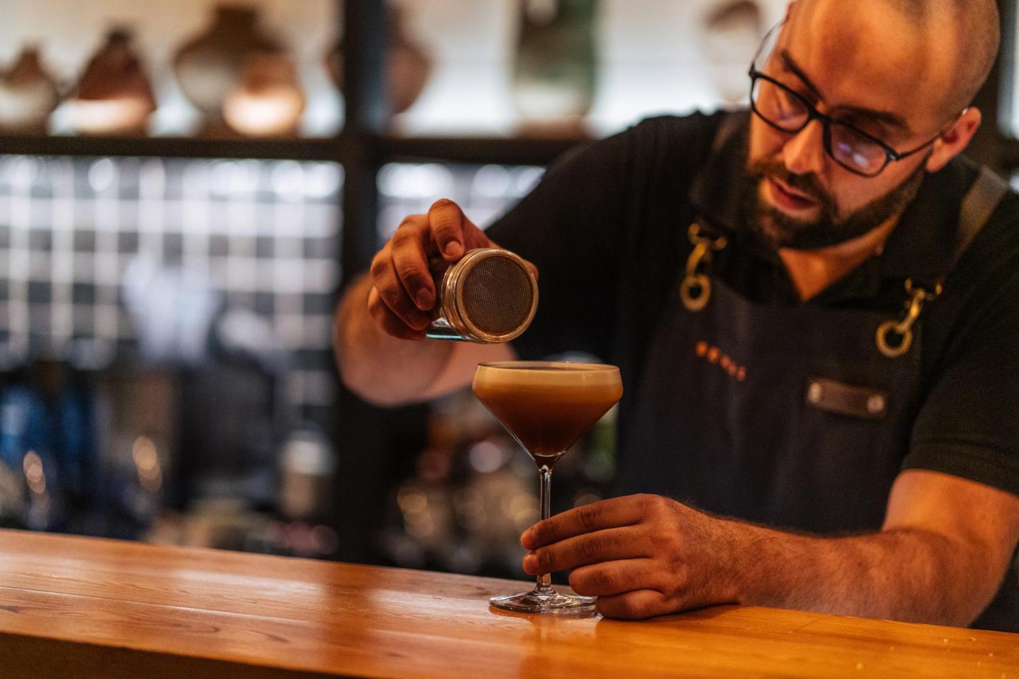 Sensi Azores Nature And Spa Ginetes Exterior foto A barista preparing a coffee drink