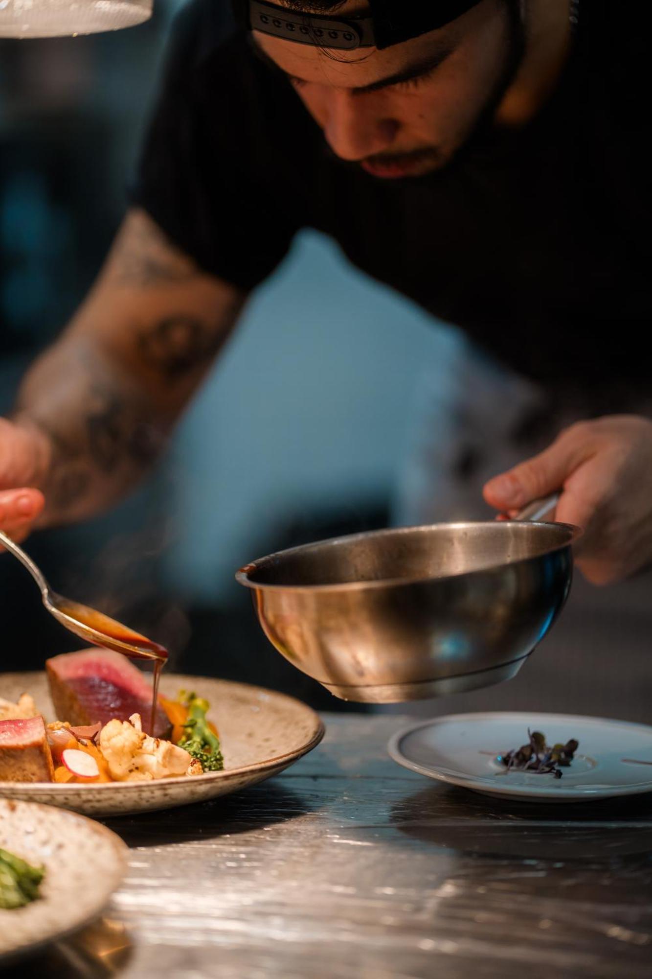 Sensi Azores Nature And Spa Ginetes Exterior foto A chef preparing a sauce