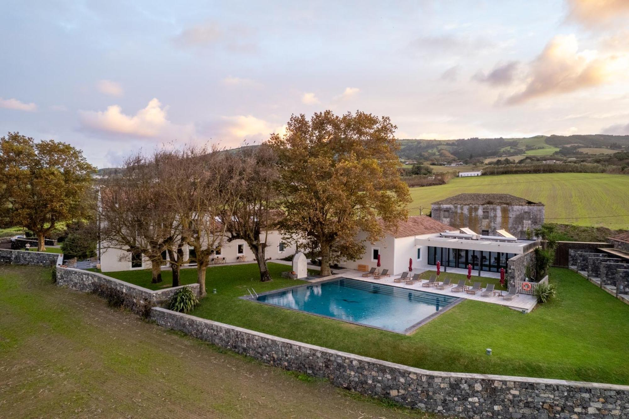 Sensi Azores Nature And Spa Ginetes Exterior foto The swimming pool at the hotel