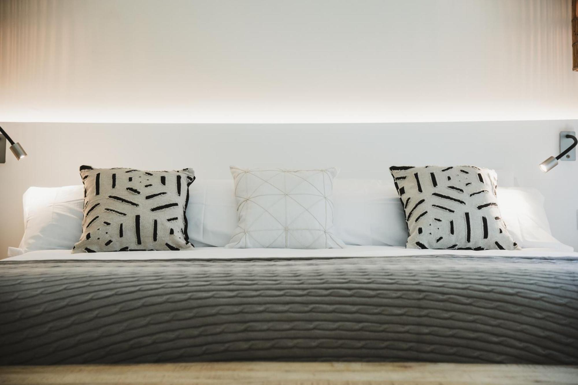 Sensi Azores Nature And Spa Ginetes Zimmer foto A bed with cushions